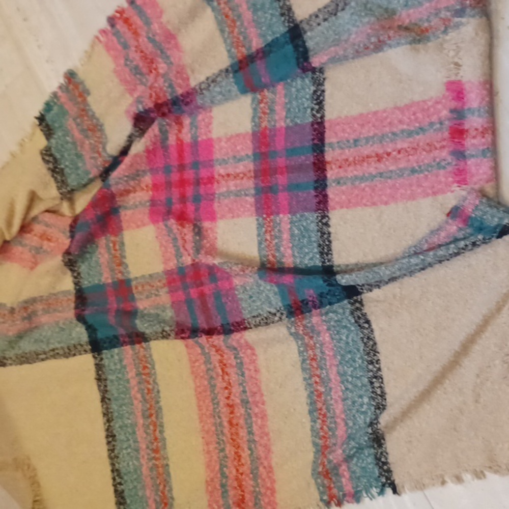 Gorgeous Multi-Colored Over-Sized Blanket Wrap - Picture 4 of 8